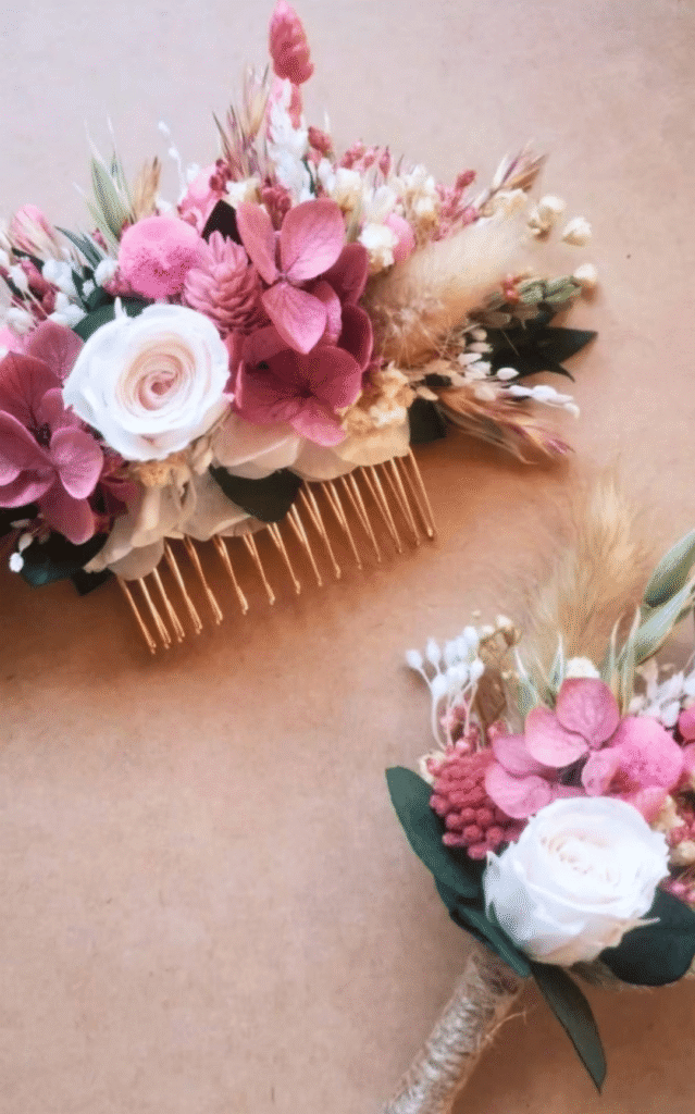 Ensemble composé d'un peigne de cheveux et d'une boutonnière en fleurs séchées blanches, roses et naturelles, des bijoux mariage créés à Perpignan